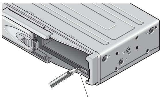 PIONEER CDX-P670 - Pressing the clear button/Premendo il tasting di azzeramento/En appuyant sur le bouton d'initialisation - 1