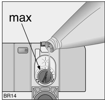 ARTHUR MARTIN ASL 6239 - Remplissage du réservoir de produit de rençage - 2