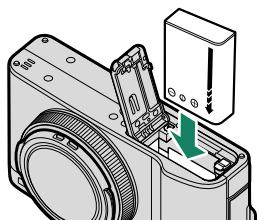 FUJIFILM XF10 - Insérez la batterie.   Insérez la batterie comme illustré. - 2