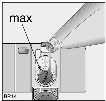ARTHUR MARTIN ASF2552 - Remplissage du réservoir de produit de rençage - 2
