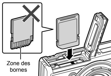 OLYMPUS TG-6 - Insertion et retrait de la batterie et de la carte - 3