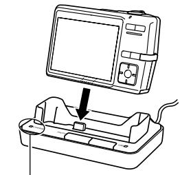 CASIO EX-Z600 - Avec l'écran orienté vers l'avant comme indiqué sur l'illustration, posez l'appareil photo dans la station USB. - 1