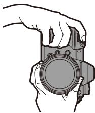 PANASONIC OMe51R - Tenez l'appareil photo avec vos deux mains, gardez vos bras immobiles sur les côtés et tenez-vousABOUT, les pieds écarts à largeur d'épaules. - 2
