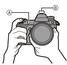 PANASONIC OMe51R - Tenez l'appareil photo avec vos deux mains, gardez vos bras immobiles sur les côtés et tenez-vousABOUT, les pieds écarts à largeur d'épaules. - 1