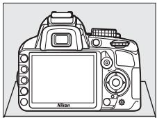 NIKON D130018-55 - Poser l'appareil photo sur sa base. - 1