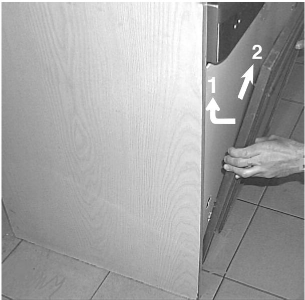 ARISTON LV67RANBDANTHRACO - Application de la porte en bois au lave-vaiselle - 2