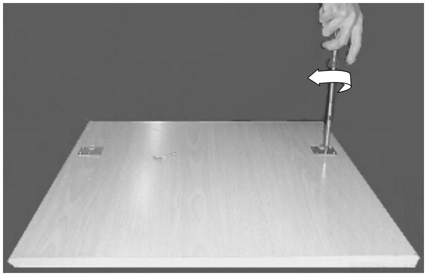 ARISTON LV67RANBDANTHRACO - Fixation des étriers à la porte en bois - 4