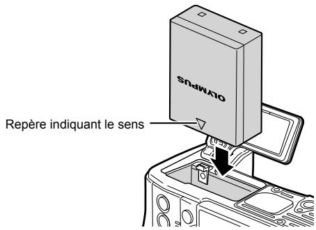 OLYMPUS OM-D-EM1 MARK ii - Ouvrez le couvercle du compartment de la batterie. - 2