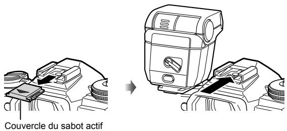 OLYMPUS OM-D-EM1 MARK ii - Retirez le couvercle de la griffe et fixez le flash sur l'appareil photo. - 1