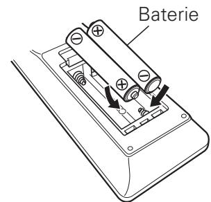DENON AVRX250BTBRE2 - Wkładanie baterii do pilota zdalnego sterowania - 2