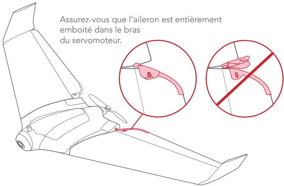Assurez-vous que l'aileron est entièrement emboité dans le bras du servomoteur.