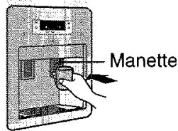 SAMSUNG SR-S2028LAS/DF - Poussez la manette du distributeur de glace avec une tasse. - 1