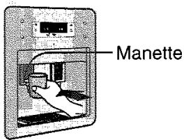 SAMSUNG SR-S2028LAS/DF - Poussez la manette du distributeur de glace avec une tasse. - 4