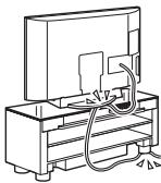 SONY RHT-G900 - Veillez à ne pas coincer le cordon d'alimentation ou le câble de raccordement entre le téléviseur et le meuble. - 1