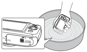 NIKKON COOLPiX - Gardez le volet du logement pour accumulator/carte mémoire fermé et rincez l'appareil photo à l'eau douce. - 1