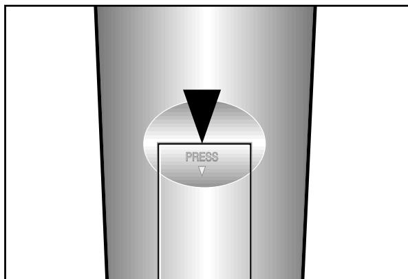 SAMSUNG MM-B7C - Installation des piles dans la télécommande - 1
