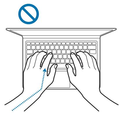 SAMSUNG GalaxyBook2Pro - Bras et mains - 2