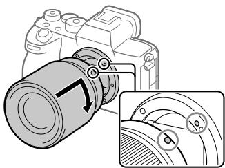 SONY alpha7siii - Tout en alignant les repères blancs (repères de montage), poussez doucement l'objet vers l'appareil. Ensuite, tournez lentement l'objet dans le sens de la flèche jusqu'àu cli d'enclenchement. - 1