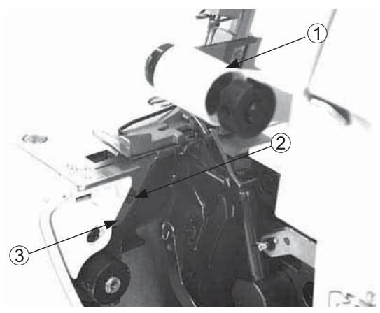 SINGER 14 SH 644 - Comment remplacer le couteau fixe - 2