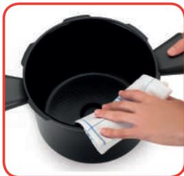 MOULINEX YY4393FBROUGE - MISE EN PLACE DU TRÉPIED SOUS LE PANIER VAPEUR : - 1