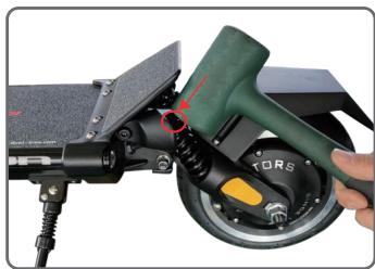 MINIMOTOR DUALTRON MINI 52V15 AH - 1000 W - Etape 3. Sortez l'ancienne suspension et remplacez-la - 1