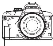 OLYMPUS NC - Montez l'appareil fermement sur un trépied, pointez la télécommande vers le récepteur de télécommande sur l'appareil et appuyez sur le déclencheur de la télécommande. - 1