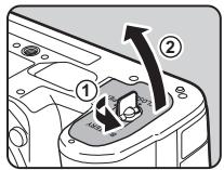 PENTAX K-3 MARK III NU NOIR - Ouvrez la trappe du logement de la batterie. - 1