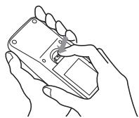 HITACHI PJ-TX10 - Fermer le couvercle des piles. - 1