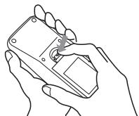 HITACHI PJ-TX10 - Fermer le couvercle des piles. - 1