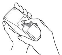 HITACHI PJ-TX10 - Enlever le couvercle des piles. - 1