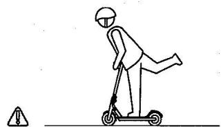 URBANGO NC - Important: pour demarrer le moteur electrique, la trottinette DOIT etre propulsee avec le PIEDS à environ 5 km/h. - 2