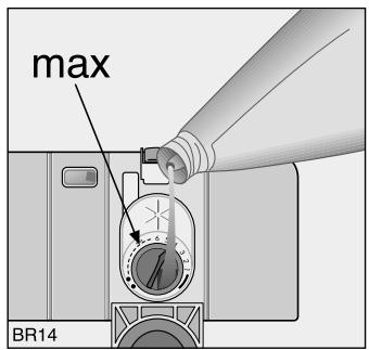 ARTHUR MARTIN ASF 6180 SATINE BLANC - Remplissage du réservoir de produit de rençage - 2