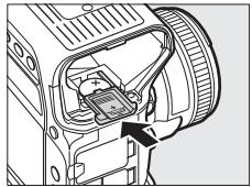 NIKON D5 - Fermez le logement de la pile de l'horloge. - 1