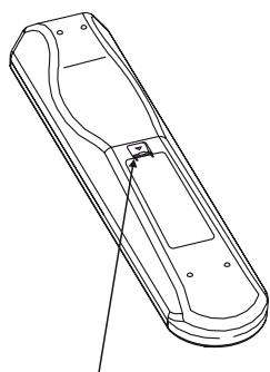 NAD T585 - INSERTION DES PILES DANS LA TÉLECOMMANDE - 1