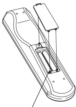 NAD T585 - INSERTION DES PILES DANS LA TÉLECOMMANDE - 3