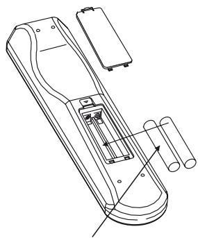 NAD T585 - INSERTION DES PILES DANS LA TÉLECOMMANDE - 2