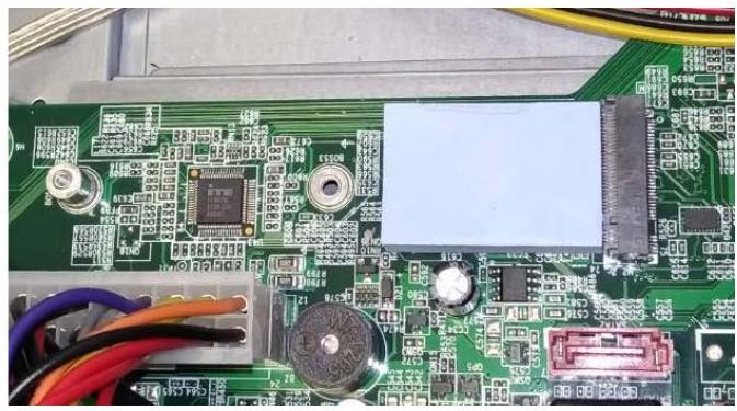 PREDATOR ORION3000PO3600 - Retirer le module SSD m.2 - 10