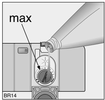 ARTHUR MARTIN ASI 6229 ALU BD ALU - Remplissage du réservoir de produit de rençage - 2