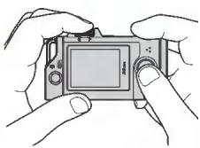 NIKON KeyMission 80 - Tenez fermement l'appareil photo et cadrez la photo. - 2
