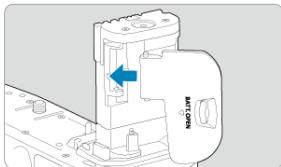 CANON R6 - Retirez le couvercle du compartment de la batterie. - 2