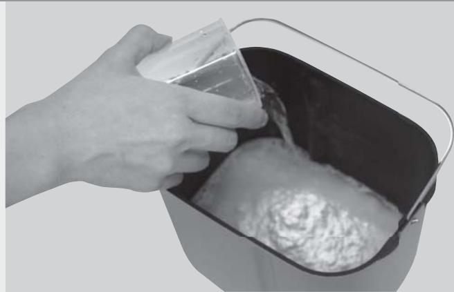 PANASONIC SD-2511RKE - Placez les ingrédients dans le moule à pain - 2