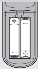 PHILIPS FC9910/10 - Insertion des piles dans la télécommande - 2