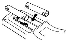 DENON AVR-1602 - Insertion des piles - 2