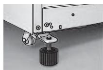 DAEWOO FN-715NWT - Ouvrez la portedu compartiment réfrigérateur et soulevez-la un peu. Fixez les pieds à hauteur régable dans leurs orifices en bas à gauche et à droite du réfrigerateur. - 1