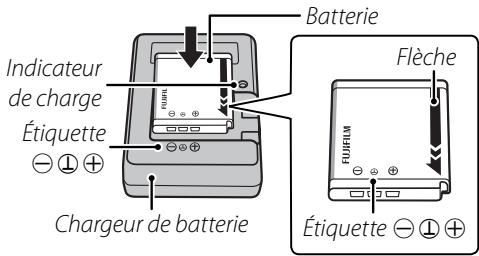 FUJIFILM F80 EXR - Placez la batterie dans le chargeur. - 1