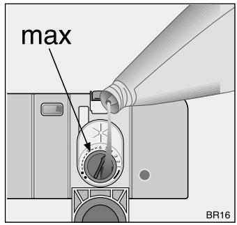 ARTHUR MARTIN ASL 6229 SC - Remplissage du réservoir de produit de rençage - 2