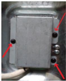 INDESIT ISSGOPMWFR - Après avoir installé le câble d'alimentation, vissez le couvercle métallique à l'aide de trois vis. - 1