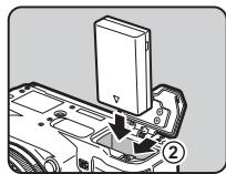 PENTAX KP - Placez la marque  sur la batterie face à l'objet côté monture de l'appareil, puis insérez la batterie jusqu'à ce qu'elle se mette en place. - 1