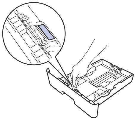 BROTHER MFC-L2710DW - Nettoyer les rouleaux d'entrainment du papier - 2