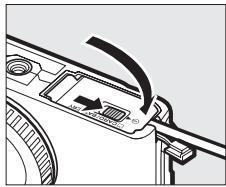 NIKON 1J3WH+10-30+30-110 - Fermez le volet du logement pour accumulateur/carte mémoire. - 1